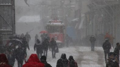 Městem jezdí vánoční tramvaj