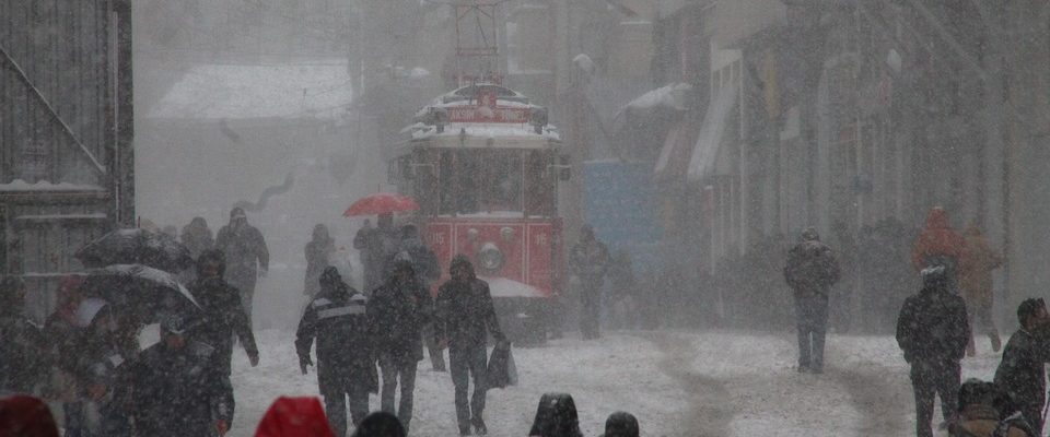 Městem jezdí vánoční tramvaj
